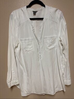 Eddie Bauer Cream V-Neck Long-Sleeve Tunic with Chest Pockets